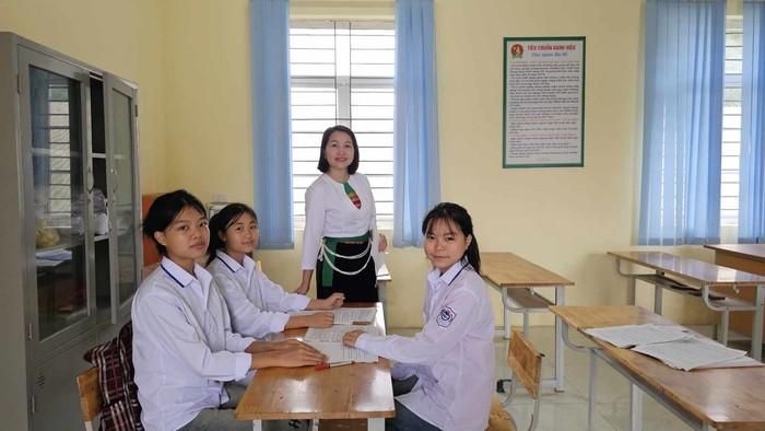 Cô Hội và nhóm học trò trong đội tuyển học sinh giỏi môn lịch sử