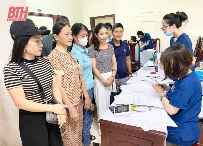 Đoàn viên, người lao động đăng ký khám bệnh miễn phí.