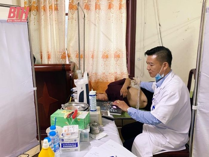 Bác sỹ siêu âm ổ bụng cho người lao động.