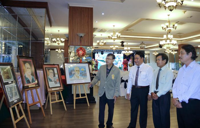 Các đại biểu tham quan các tư liệu về bác sĩ Alexandre Yersin.