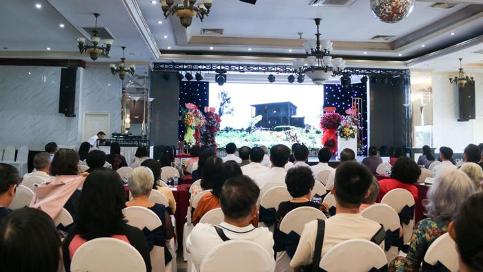 Các đại biểu tham dự lễ kỷ niệm xem phim tư liệu về cuộc đời của ông và hoạt động của Hội Những người ái mộ bác sĩ Alexandre Yersin.