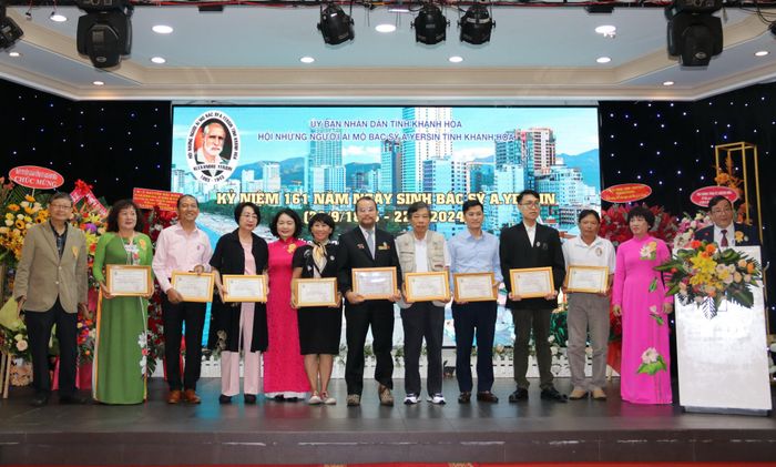 Hội Những người ái mộ bác sĩ Alexandre Yersin tri ân các mạnh thường quân.