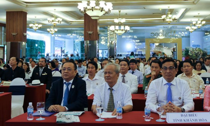 Các vị lãnh đạo tỉnh tham dự lễ kỷ niệm.