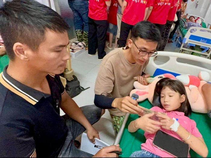 Chi hội An Lạc Hạnh và các nhóm thiện nguyện thăm, hỗ trợ người dân bị thương do bão lũ 
