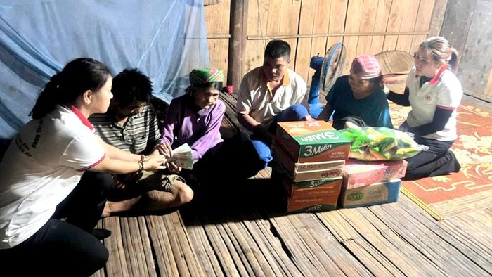 Chi hội An Lạc Hạnh và các nhóm thiện nguyên trao hỗ trợ cho bà con vùng lũ miền Bắc