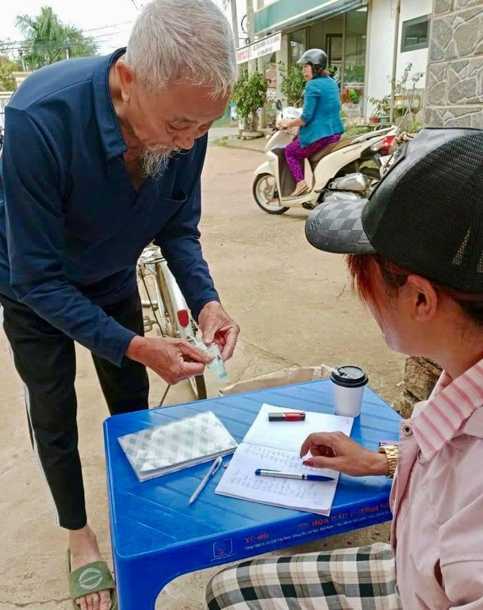 Cụ ông Huỳnh Tấn Phát (95 tuổi ở xã Tà Nung, TP Đà Lạt) quyên góp ủng hộ đồng bào miền Bắc bị bão lũ