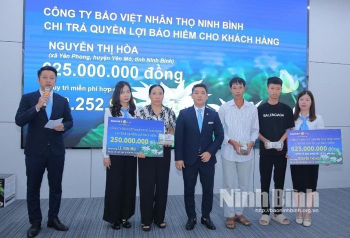 Các khách hàng nhận quyền lợi hợp đồng từ Bảo Việt Nhân thọ Ninh Bình.