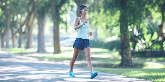 Đi bộ nhanh hàng ngày cải thiện khả năng điều hòa nhiệt độ của cơ thể, giảm đổ mồ hôi trộm.