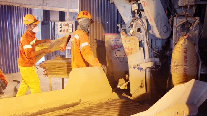 Công nhân vận hành dây chuyền đóng bao xi măng tại Trạm nghiền Nghi Thiết- Nghi Lộc. Ảnh: Nguyên Nguyên