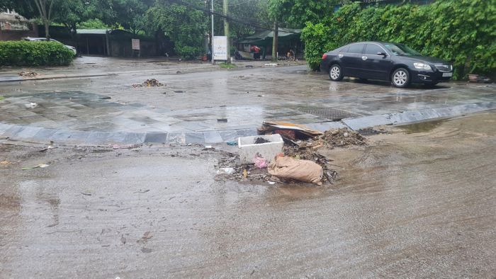 Đường Nguyễn Tài ngập sâu nên sau khi nước rút vẫn đọng lại nhiều rác, bùn đất. Ảnh: HT