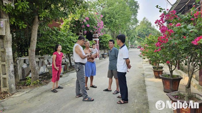 Lo lắng cho sức khỏe, người dân xóm Kim Chi (xã Nghi Ân) bức xúc trước việc hệ thống đường ống đã được đầu tư hoàn thành đã lâu nhưng chưa có nước sạch sinh hoạt. Ảnh: Đào Tuấn