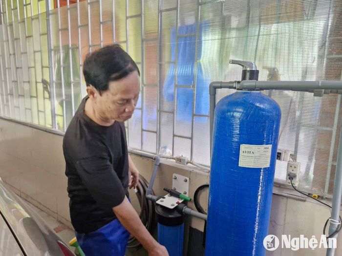 Dù lo lắng nước ngầm không đảm bảo, ảnh hưởng đến sức khỏe nhưng hộ gia đình ông Trần Văn Phượng, xóm trưởng xóm Trung Tâm (xã Nghi Ân) vẫn phải lắng lọc để có nước sử dụng trong sinh hoạt hàng ngày. Ảnh: Nhật Lân