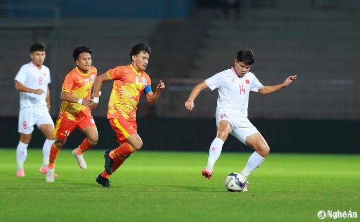 Những phút đầu trận đấu đội tuyển U20 nhập cuộc tốt hơn và tạo ra nhiều cơ hội. Ảnh: Hải Hoàng