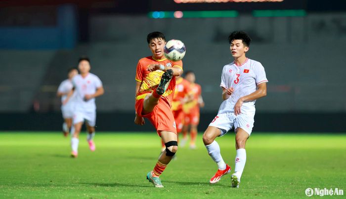 Đối thủ đầu tiên của đội tuyển U20 Việt Nam là đội tuyển U20 Bhutan, đội được đánh giá là yếu nhất bảng. Do vậy, thầy trò huấn luyện viên Hứa Hiển Vinh không chỉ hướng tới một chiến thắng, mà còn thắng đậm để có hiệu số tốt. Ảnh: Hải Hoàng