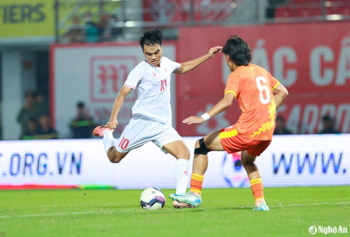 Sang hiệp 2, những quân át chủ bài của U20 Việt Nam buộc phải vào sân. Lần lượt Công Phương rồi Lê Đình Long Vũ xuất hiện. Ảnh: Hải Hoàng
