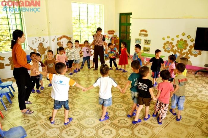 Còn lớp lớn hơn thì nắm tay hát bài đồng dao về Làng Nủ yêu thương. Ảnh: Quốc Hồng
