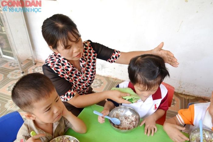 Dồn tình yêu thương cho các học trò bé nhỏ Làng Nủ. Ảnh: Quốc Hồng