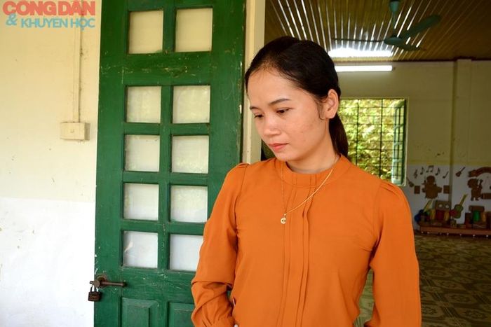 Cô giáo Lương Thị Hữu kìm nén cảm xúc khi nhớ về 7 học sinh của mình từ nay không còn được đến lớp cùng các bạn. Ảnh: Quốc Hồng