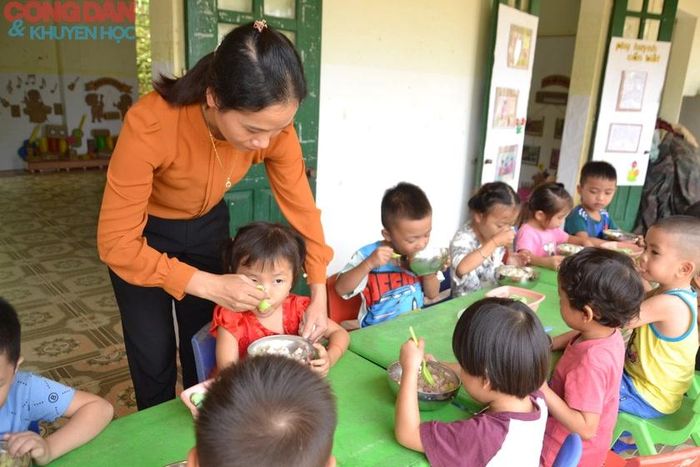 Tiếp tục chăm sóc, dạy dỗ, cùng các con lớn lên trên mảnh đất Làng Nủ đang dần hồi sinh. Ảnh: Quốc Hồng