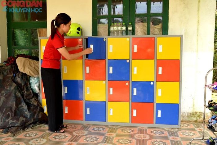 Nhưng việc học hành của bọn trẻ vẫn phải tiếp tục. Ảnh: Quốc Hồng