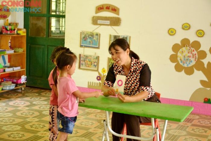 "Các con đánh vần chữ O nào!". Ảnh: Quốc Hồng