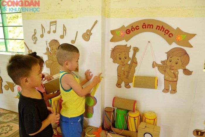Các bạn nhỏ đến trường hôm nay cũng hỏi và nhớ các bạn đã không còn được đến lớp học nữa. Ảnh: Quốc Hồng