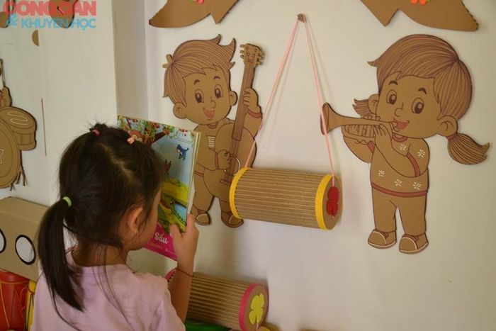 Một bạn học trò bé nhỏ ôm quyển vở gọi tên người bạn đã bị lũ dữ cướp đi. Ảnh: Quốc Hồng
