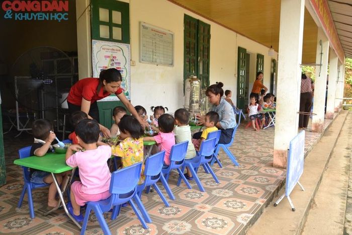 Bữa cơm sau buổi học đầu tiên trở lại điểm trường Làng Nủ trưa ngày 23/9/2024. Ảnh: Quốc Hồng