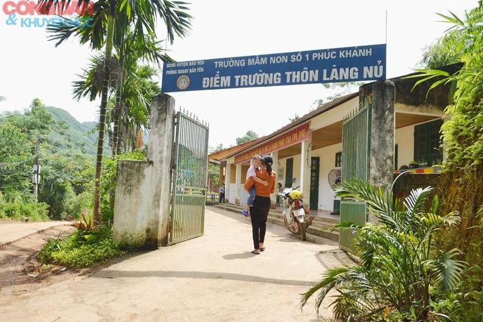 Cô giáo đón các học sinh nhỏ vào lớp học tại Làng Nủ. Ảnh: Quốc Hồng