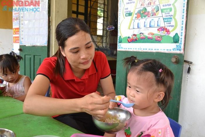 Giọt nước mắt lăn dài trên má cô giáo khi nhớ về các học sinh nhỏ đã ra đi trong lũ dữ. Ảnh: Quốc Hồng