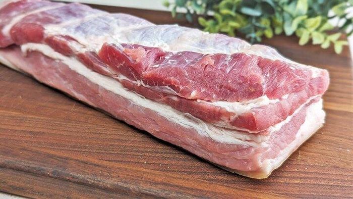 Việc phủ vải lên miếng thịt lợn giúp thịt luôn ở trạng thái mềm mại và tươi ngon. (Ảnh:Tasting Table)