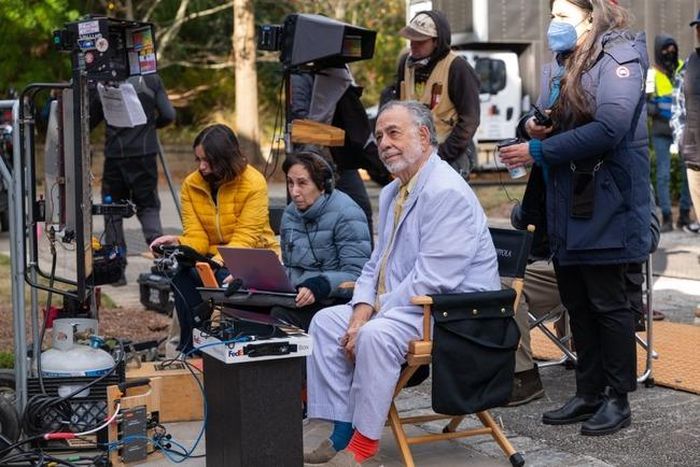 Đạo diễn Francis Ford Coppola (chính giữa) trên phim trường “Megalopolis”