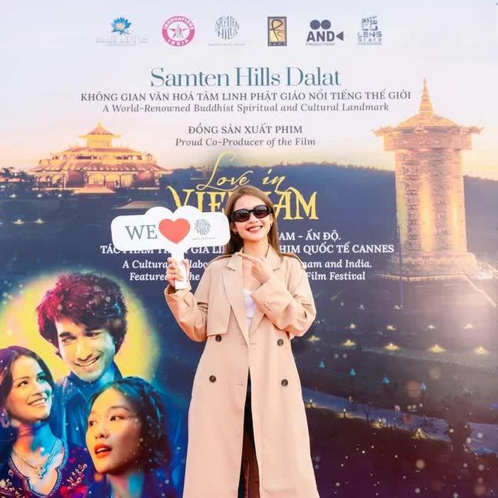 Diễn viên Khả Ngân cười tươi tắn, diện trang phục đơn giản tại buổi khai máy dự án mới