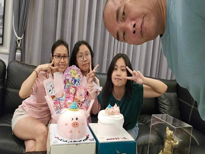 Vợ chồng Cẩm Ly cùng các con thường đón sinh nhật giản dị tại nhà. Ảnh: FB Cẩm Ly.