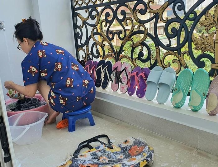 Cẩm Ly làm đủ mọi việc trong nhà từ giặt dép, túi đến sơn đồ. Ảnh: FB Cẩm Ly.