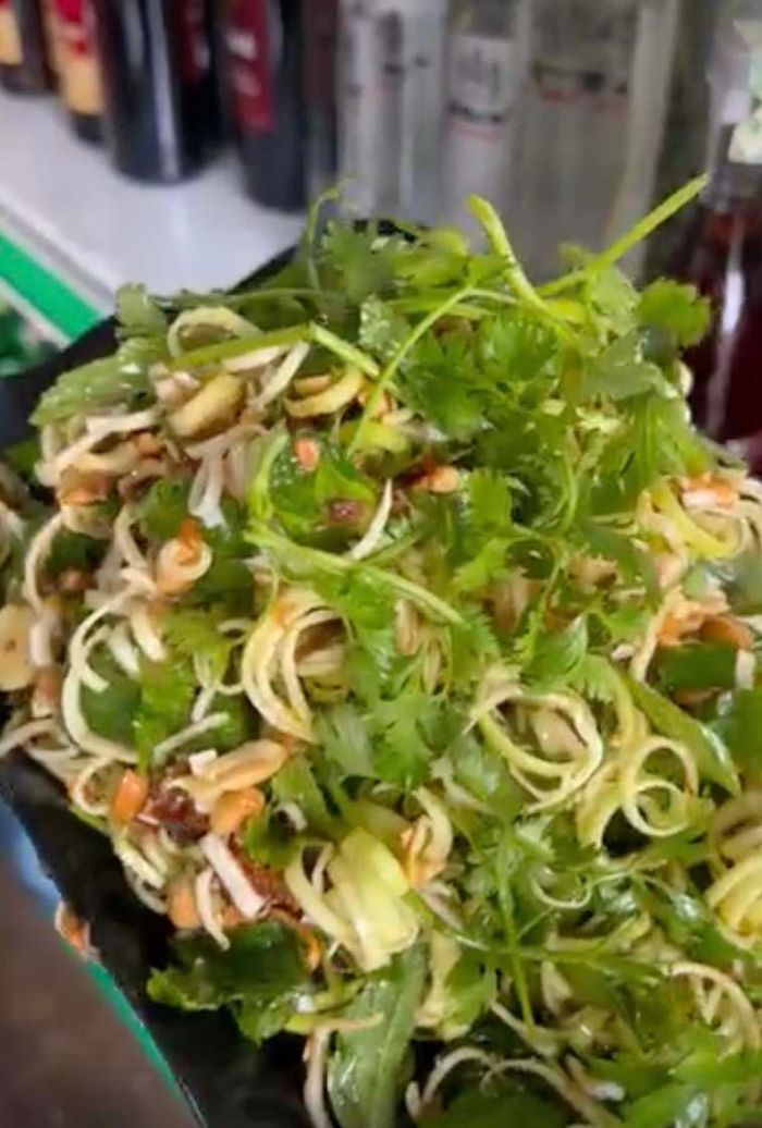 Gỏi hoa chuối. (Ảnh: Dulichmangden)