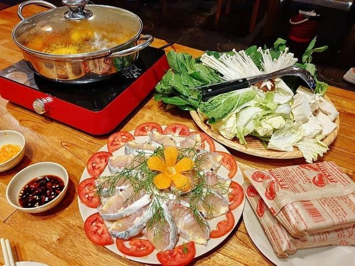 Lẩu cá tầm, món ăn được nhiều du khách yêu thích và lựa chọn. (Ảnh: Dulichmangden)