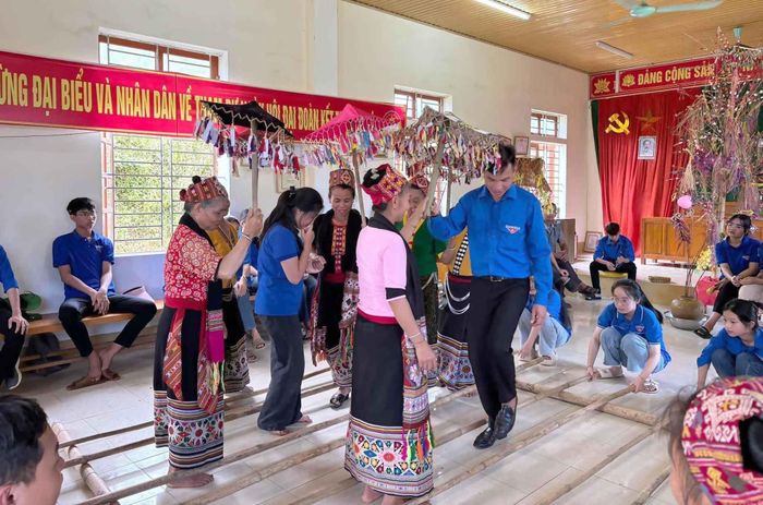 Lữ Thành Đức cùng các nghệ nhân và thành viên Câu lạc bộ Bảo tồn văn hóa Thái xã Châu Phong. Ảnh: Lô Xuân Hưng