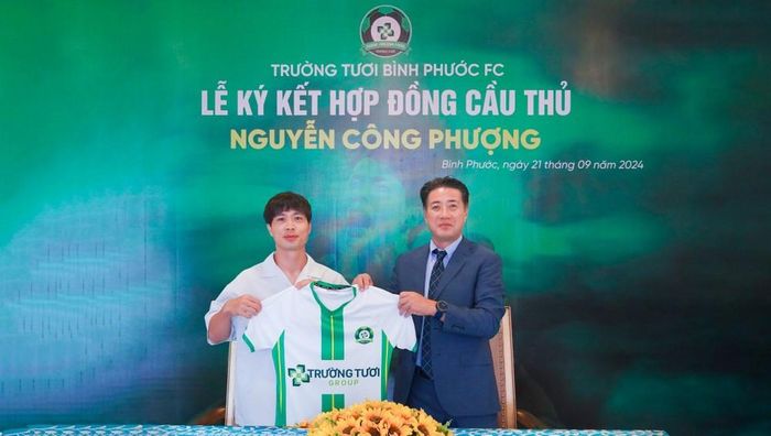 Công Phượng trong buổi lễ ký hợp đồng với Trường Tươi Bình Phước. Ảnh: CLB
