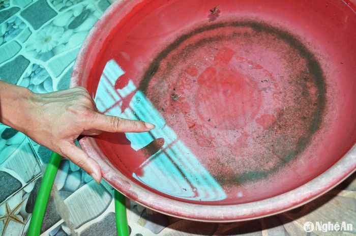 Trong các xô chậu chứa nước đọng sau mưa lũ thường có lăng quăng, bọ gậy. Ảnh: Thành Chung