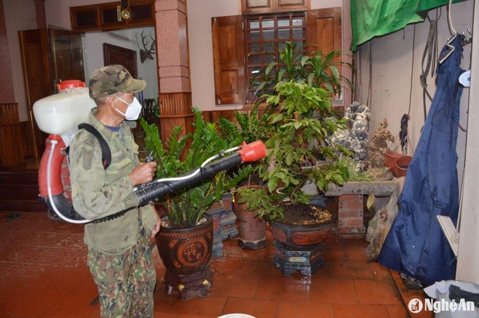 Phun hóa chất diệt muỗi trưởng thành ở thôn Đỉnh Thắng, xã Đỉnh Sơn, huyện Anh Sơn. Ảnh: Thành Chung