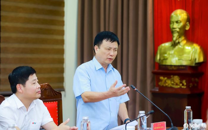 Đồng chí Bùi Đình Long - Phó Chủ tịch UBND tỉnh phát biểu ý kiến. Ảnh: Thành Duy