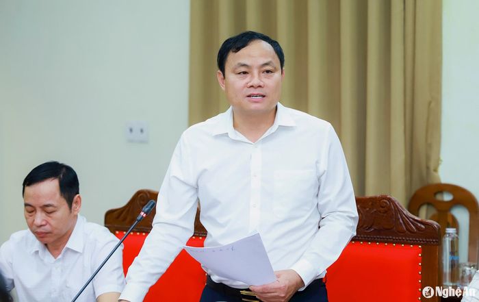 Đồng chí Phạm Ngọc Cảnh - Phó Trưởng ban Tuyên giáo Tỉnh ủy trình bày dự thảo các văn bản lấy ý kiến Tiểu ban Tuyên truyền. Ảnh: Thành Duy