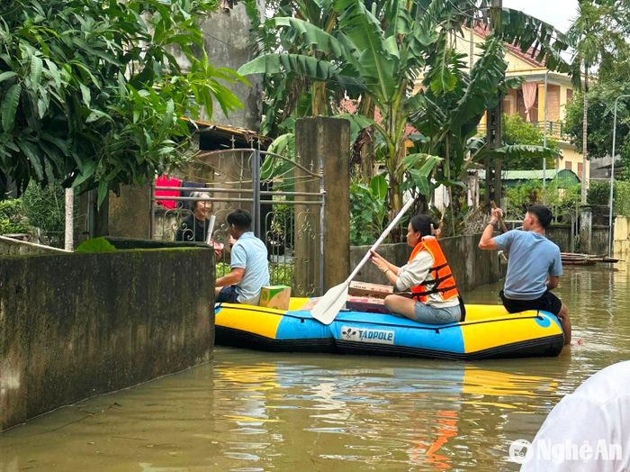 Cùng với việc chia sẻ khó khăn giữa người dân vùng lũ với nhau, một số tập thể, cá nhân, nhóm thiện nguyện trong và ngoài tỉnh đã có mặt sớm ở vùng lũ Hưng Nguyên để thăm hỏi, trao quà động viên bà con. Ảnh: An Nam