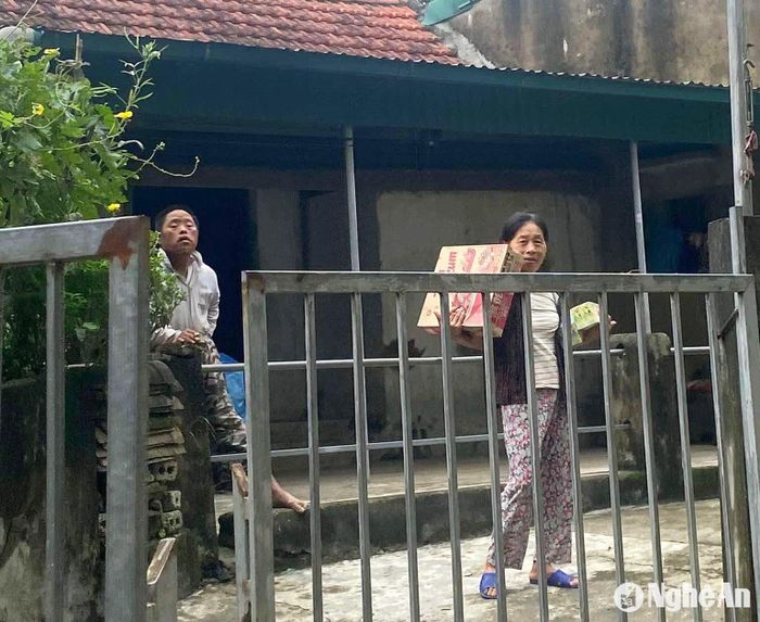 Quà từ thiện được các hội, nhóm ưu tiên trao tặng cho các xóm, các hộ bị ngập sâu, những gia đình có hoàn cảnh khó khăn... Ảnh: An Nam