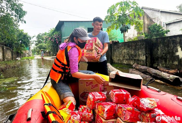 Nhiều phần quà gồm mì tôm, bánh keo, nước uống... được vận chuyển bằng thuyền phao đến tận từng hộ dân vùng lũ để trao tặng kịp thời cho các hộ dân. Ảnh: An Nam