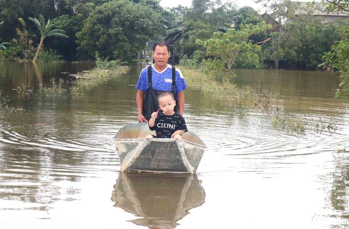 Nước lũ bao vây, cuộc sống, sinh hoạt của người dân bị đảo lộn, đặc biệt là việc giao thông đi lại gặp nhiều khó khăn. Những ngày này, bà con ở đây thường dùng thuyền nhỏ để di chuyển. Ảnh: An Nam