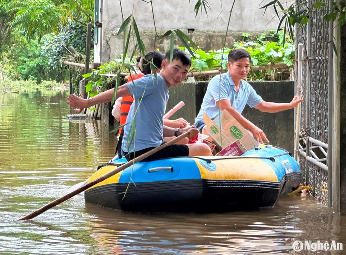 Anh Hoàng Kim Long ở xã Châu Nhân tham gia trong đoàn thiện nguyện cho biết: Trước khi tổ chức đi trao quà, chúng tôi đã khảo sát tình hình thực tế lũ lụt tại địa phương. Bản thân tôi đêm nay đã đi ra Hà Nội để mổ tay, tháo đinh vì tai nạn điện giật, nhưng hôm nay, tôi vẫn chèo thuyền cùng anh em trong đoàn đi trao quà, động viên bà con các xóm bị ngập lũ. Ảnh: An Nam