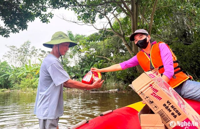 Được biết, ngày 24/9, nhóm thiện nguyện "Những trái tim" ở giáo xứ Mỹ Dụ, xã Châu Nhân phối hợp cùng nhóm thiện nguyện ở Hà Tĩnh đã dùng 5 con thuyền để đi trao quà cho bà con vùng lũ Hưng Nguyên. Ảnh: An Nam