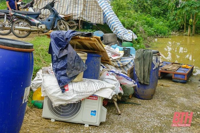Nhiều gia đình dù đã huy động nhân lực nhanh chóng chạy lũ, nhưng cũng chỉ kịp mang được ít đồ đạc như điều hòa, bếp ga và vài đồ gia dụng lên đường đê, còn lại ngập hết dưới dòng nước lũ.